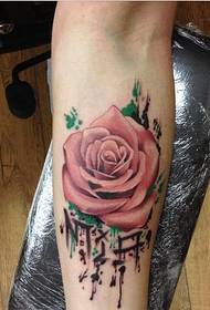 Bella immagine di un tatuaggio da braccio con una bella rosa rosa