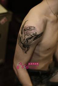 Fiú kar fekete szürke szárnyakkal tetoválás kép