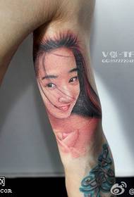 Νεολαία καθαρή μοτίβο τατουάζ κορίτσι