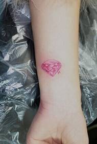 Kicsi és gyönyörű gyémánt tetoválás a csuklóján