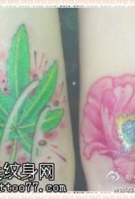 Model de tatuaj de frunze și flori luminoase