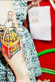 Cruthaigh pictiúr tattoo cás toitíní cartúin