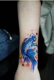 Elegante brazo hermoso aspecto colorido patrón de tatuaje de peces de colores