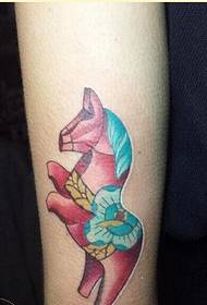Mados rankos gražios spalvos arklio tatuiruotės modelio paveikslėlis