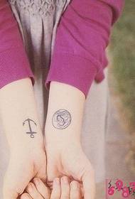 Immagine del tatuaggio del segnale di direzione del braccio della ragazza