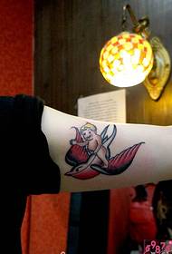 Gambar tato lengan malaikat menelan