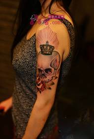 Flickor Alternativ skalle Crown Arm Tattoo Picture