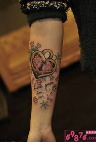 Kūrybingas snaigės širdies užrakto rankos tatuiruotės paveikslėlis