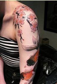 Mode kvinnlig arm vacker körsbär guldfisk tatuering mönster bild
