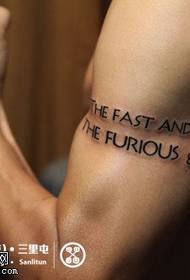 Modello di tatuaggio inglese bello e bello