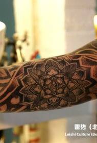Vynikající a krásná květina paže tetování vzor