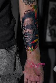 Persoonlijkheid portret esdoornblad arm tattoo foto