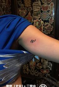 Modello tatuaggio nero semplice lettera