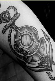 Personalizza il braccio di moda con bellissime immagini di tatuaggi di ancoraggio per goderti le foto