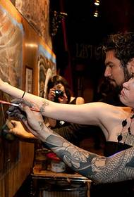 Artis tato asing sing apik nuduhake gambar tato lengen