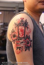 Arm farve fyr rosebrev tatoveringsmønster