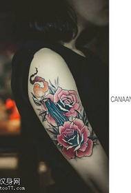 手臂顏色玫瑰蠟燭紋身圖案