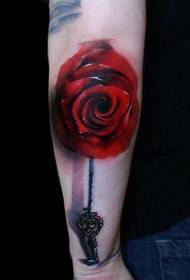 Poza tatuaj cu cheie de trandafir braț