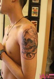 Šviežios kaukolės rankos tatuiruotės nuotraukos