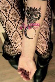 Stiplet linje, måne, med, ugle arm, tatoveringsbilde
