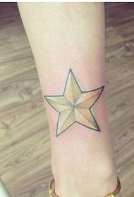 Mergaitės rankos paprastas ir gražus penkiakampis žvaigždės tatuiruotės modelis