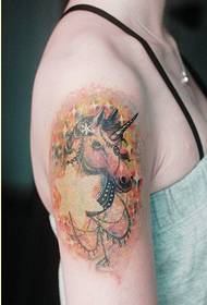Immagine di modello di tatuaggio di unicorno di colore del braccio femminile di moda