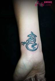 3D kleine tattoo met gekko-arm