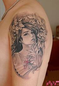 Immagine del modello del tatuaggio dell'illustrazione del braccio dell'uomo bella