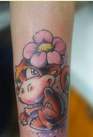 Immagine variopinta classica del modello del tatuaggio della scimmia del braccio femminile bello