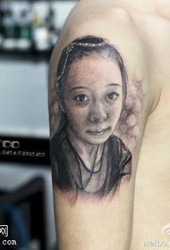 Patrón de tatuaxe de rapaza tranquila