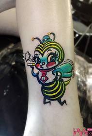 Rankos asmenybė rūkanti maža bičių tatuiruotės nuotrauka