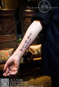 Dziewczyna gotyk słowo ramię tatuaż