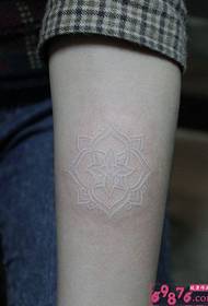 Persoanlikens wite lytse totem earm tatoeëringsfoto