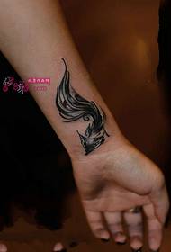 Radošs melnas pelēkas lapsas rokas tetovējuma attēls