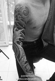 Motivo del tatuaggio ad onde magnifiche