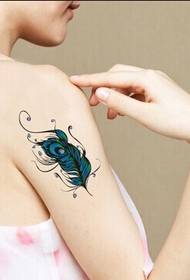 Obraz tatuażu z czystym ramieniem dziewczynki