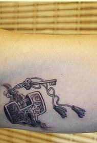 Maayo nga sumbanan sa tattoo sa lock sa personalidad aron malingaw sa mga litrato