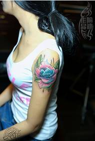 Patrón de tatuaxe rosa de brazo de beleza para gozar da imaxe