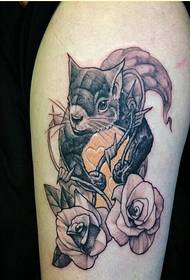 Stilfuld arm smuk mus rose tatoveringsmønster for at nyde billedet