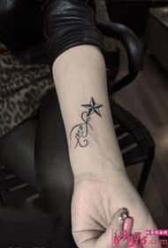 Photos de tatouage de bras de petites stars anglaises fraîches