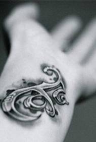 Снимка на татуировка на татуировка на ръка с тотем