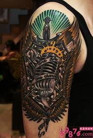 Poza de tatuaj a brațului personalității ecusoase a cavalerului microfonului