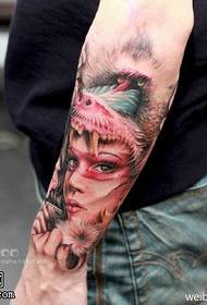 Prilično simpatičan uzorak tetovaže djevojke Maori