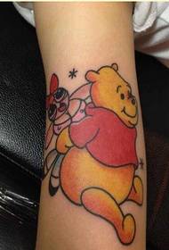 Krásná ruka dobře vypadající kreslený barevný medvěd tetování vzor obrázek