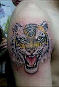 Persoanlikens manlike earm dominearjend goed útsicht kleur tigerkop tatoeëringsfoto