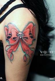 Червоний красивий лук татуювання візерунок
