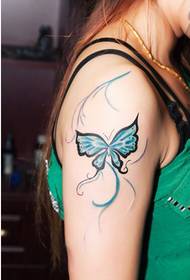 Mode schoonheid arm mooi ogende blauwe vlinder tattoo foto