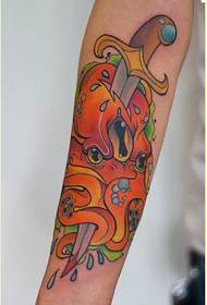 Stilingas rankos išvaizdos spalvotas durklo aštuonkojo tatuiruotės modelio paveikslėlis