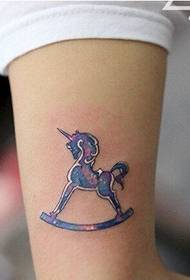 Rankos žvaigždėtas medinio arklio tatuiruotės modelio paveikslėlis
