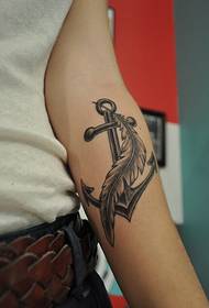 Rankos rankos mados išvaizda juodos pilkos spalvos inkaro tatuiruotės paveikslėlis